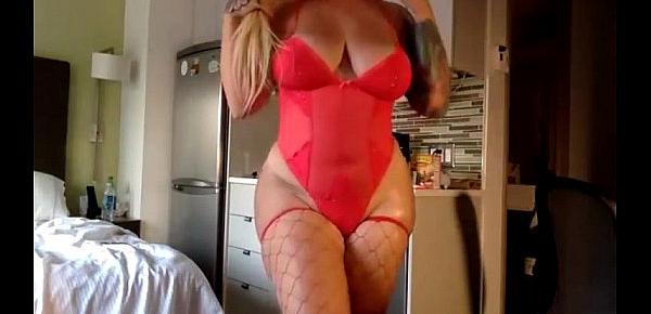  Blonde big ass showing off in webcam - coroasbundudas.com